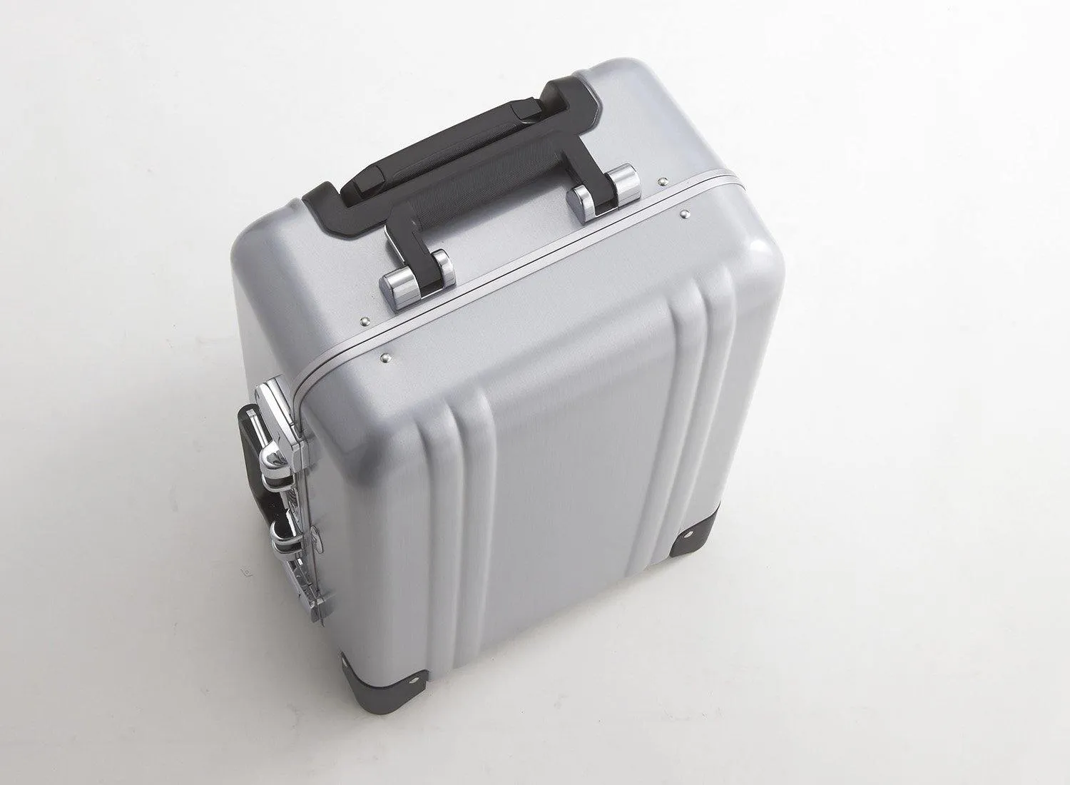 ZERO Halliburton Classic Polycarbonate Carry On 2 Wheel Travel Case
